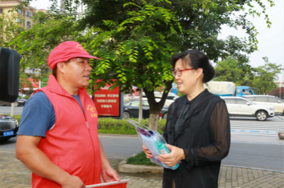 市委常委、宣传部部长慰问我队志愿者.jpg