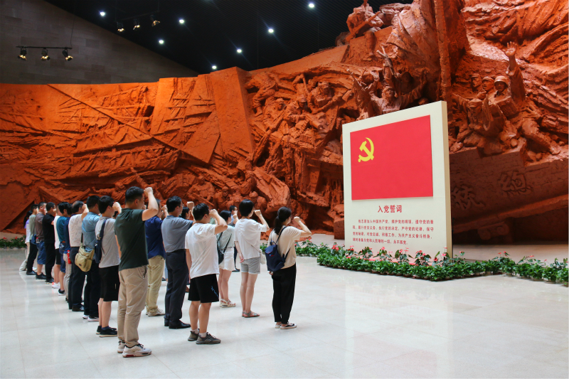 渡江战役纪念馆重温入党誓词.jpg
