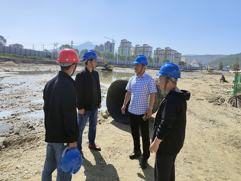 汪国际在湟源县的筑坤溏源郡基坑支护工程工地检查.jpg